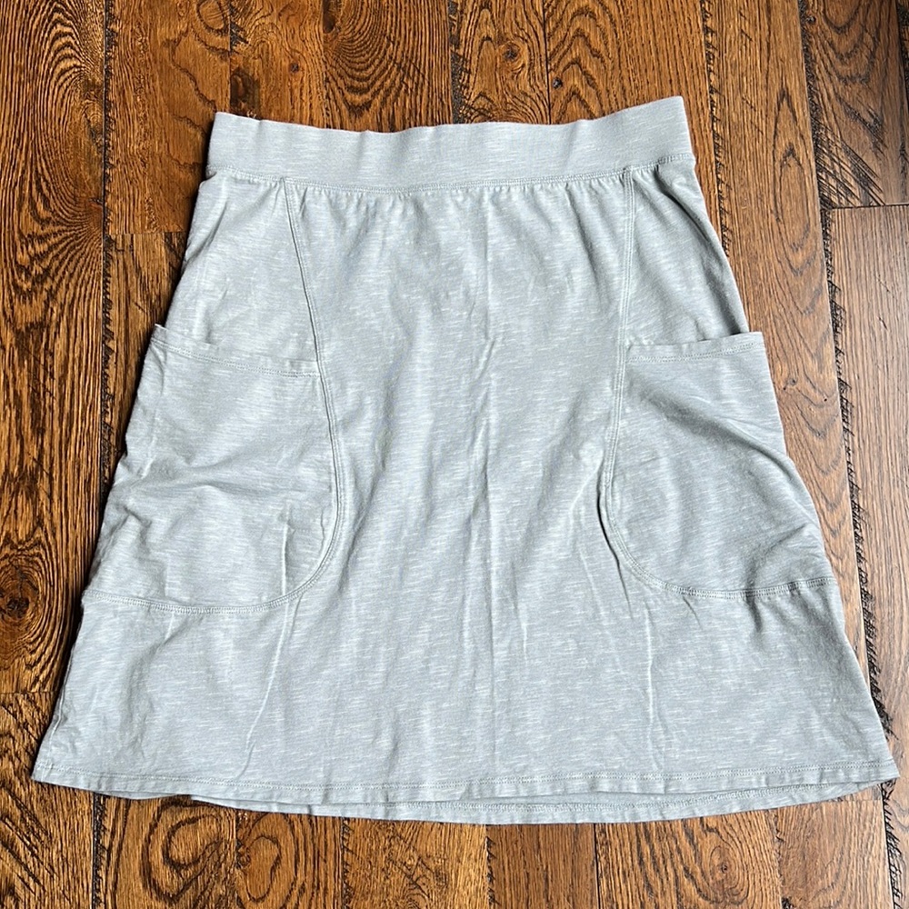 Horny Toad, organic cotton, a line skirt in very pale celery green. Size medium.